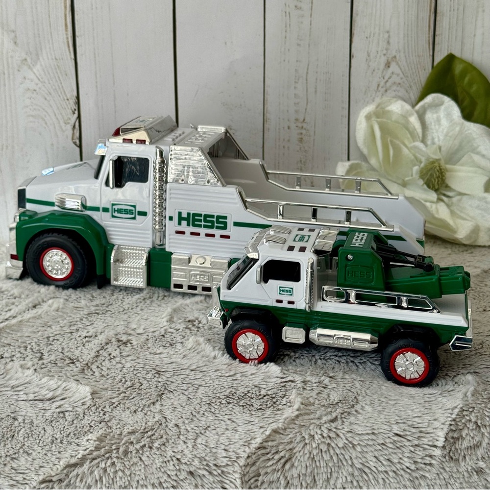 Hess Toy Tow Truck Rescue Team 2019